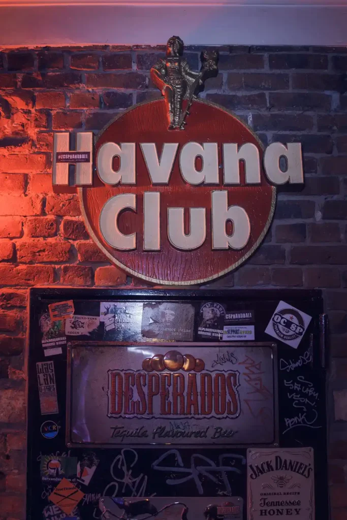 Havana Club Emailleschilder in der FZB Bar, St. Pauli